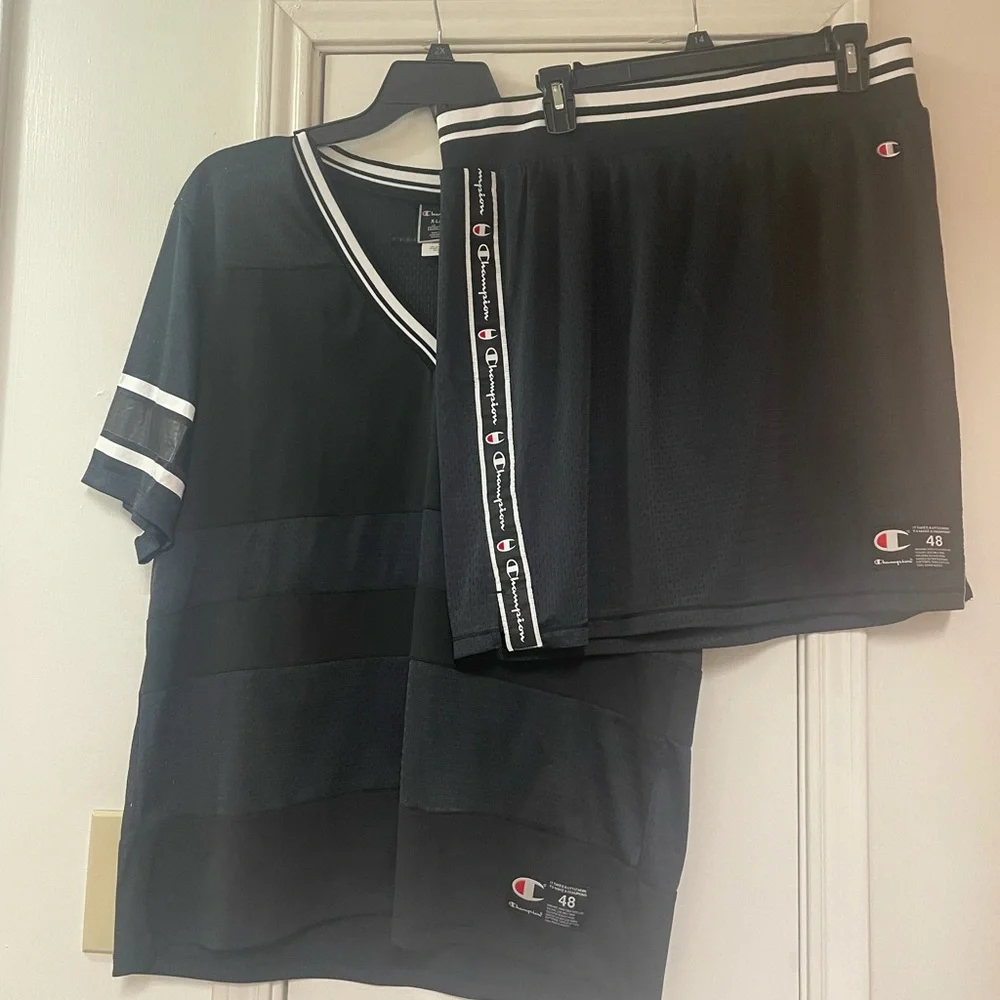 ◾️🟥◾️LIKE NEW Champion outfit ◾️🟥◾️ - Picture 1 of 7